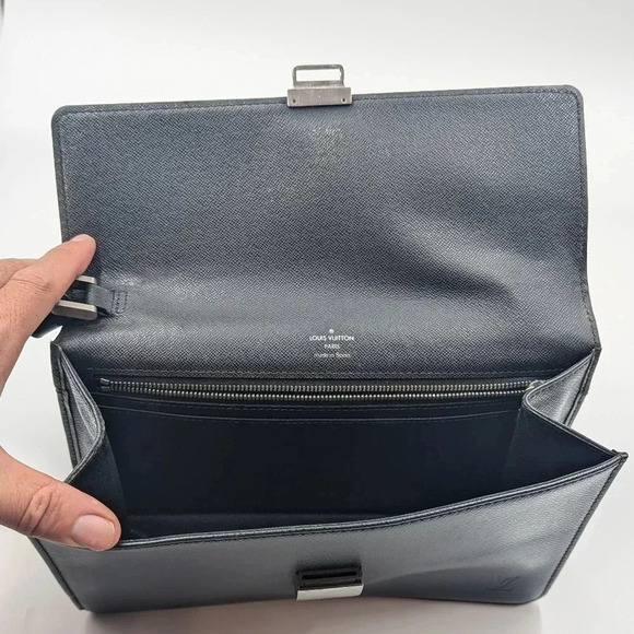 Louis Vuitton Taiga Pochette Selenga - Picture 14 of 15